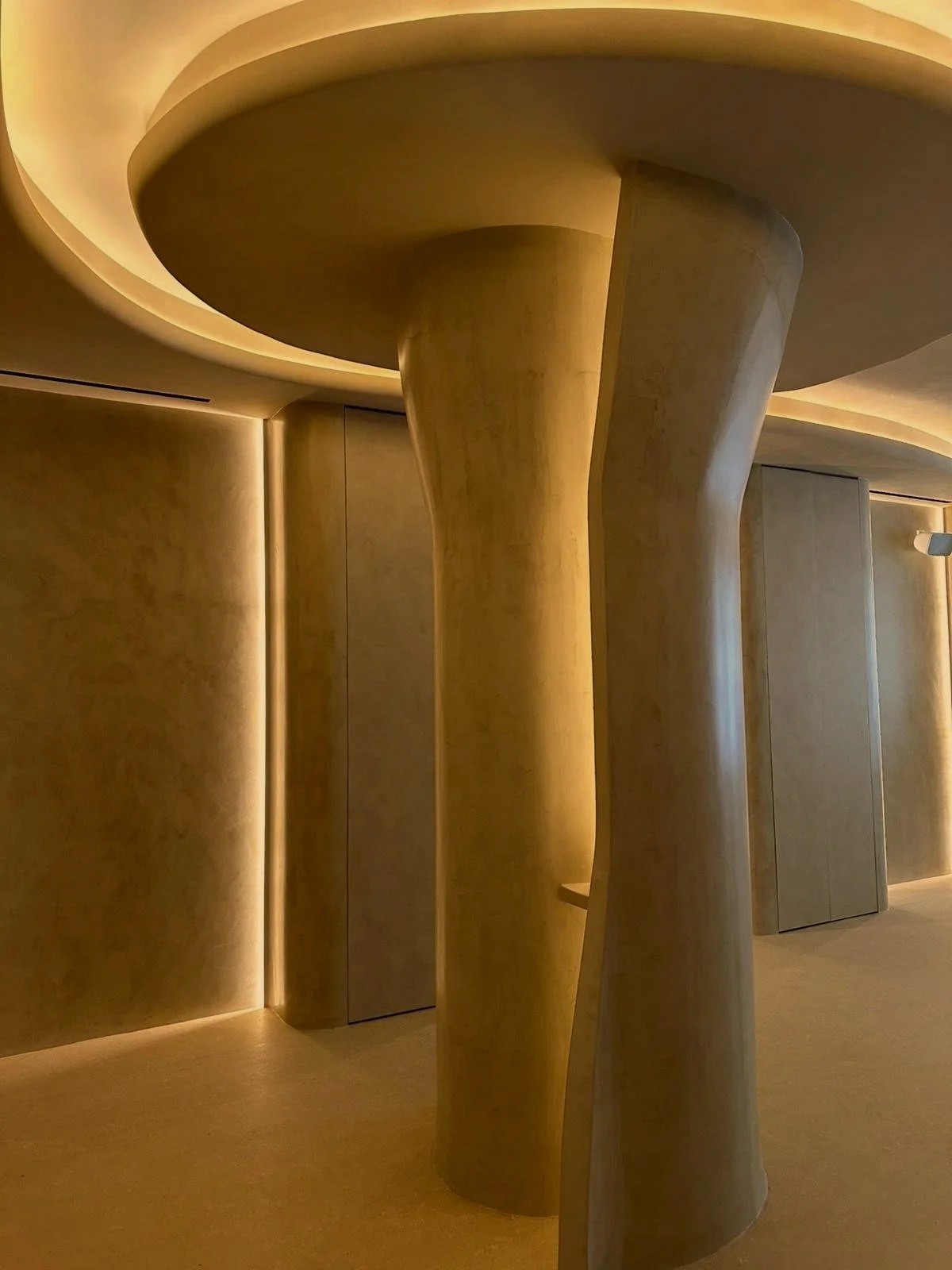 Interior del estudio de yoga Casa Kavi en Madrid