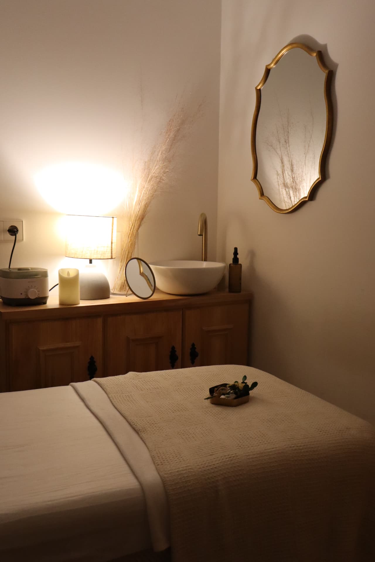 Interior sereno de la cabina de Slow Beautiful Salesas en Madrid