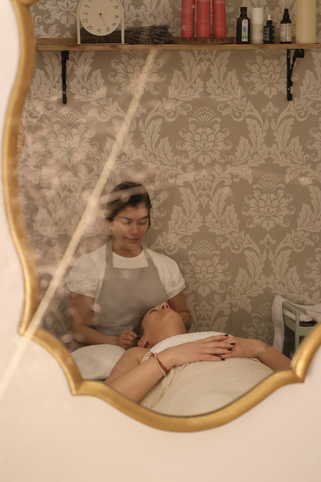 Reflejo en el espejo durante un tratamiento facial slow beauty